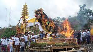 Satu kaum yang telah menyumbang ke arah pembentukan sebuah masyarakat. Ngaben Bentuk Keikhlasan Keluarga Bagi Yang Telah Tiada Sahabat Lokal