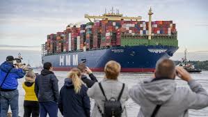 The hmm algeciras travels in the fe4 service between asia and northern europe for the shipping consortium the alliance, and also calls in hamburg. Grosstes Containerschiff Der Welt Ist In Hamburg Ndr De Nachrichten Hamburg