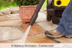 So entfernen sie mit waschsoda und muskelschmalz den grünen belag restlos: Terrassenplatten Reinigen Moos Und Algen Von Terrasse Entfernen Gartendialog De
