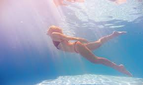 La natation est un des sports les plus complets et doux qu'il soit. 5 Exercices De Nage Pour Tonifier Ses Fessiers Sport Equipements