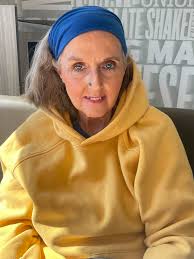 I'm so sad. I just don't feel like God is listening to my prayers anymore.  I know He is in my heart, but I just feel so alone. Please pray for mending