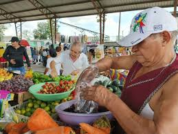 Los remates de 5 dólares atrae a los clientes del mercado en la parroquia  Siete de Octubre