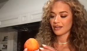 VIDEO/ Rita Ora ngatërron pjeshkën me mollën, plasin të qeshurat në studio 