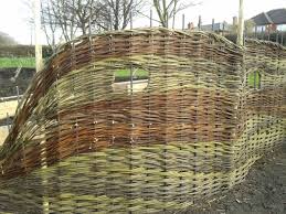Weidenzaun Selber Machen Fur Eine Naturliche Gartengestaltung Archzine Net Weidenzaun Weiden Gartengestaltung