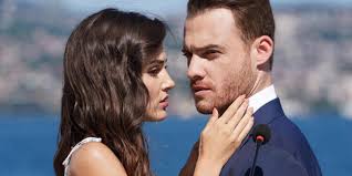 The amnesia plot has finally come to an end and serkan remembers everything except what a terrible person selin has been through all of his trauma. Sen Cal Kapimi Dizisi Izleyiciyi Ekrana Kilitleyen Dizi Hakkinda Her Sey