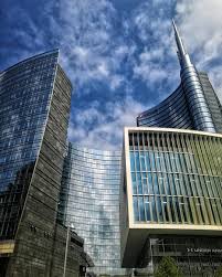 Ecco Il Mistero Sotto Un Cielo Di Ferro E Di Gesso Luomo Riesce Ad Amare Lo Stesso Milan Ecco Il Mistero Sotto Un Cielo Skyscraper Multi Story Building