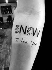 Tätowierungen pflanzenzeichnung abstrakte zeichnungen blumen zeichnen koordinaten tattoo kleine tattoos. 40 Koordinaten Tattoo Ideen Um Eine Erinnerung An Ihren Korper Zu Markieren Fun Mode