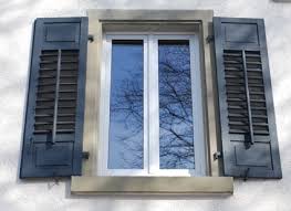 Anthrazitfarbene Fensterladen Mit Lamellen Zum Justieren Lamellen Fenster Fassade