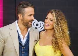 بالصور والفيديو- بليك ليفلي تكشف عن حملها الثالث من ريان رينولدز بفستان  أصفر مثير | خبر | في الفن