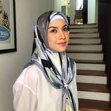Serius comel sangat lisa surihani pakai topi penutup kepala kerana ingin menahan kesejukan yang sedang melanda kota london. Mingguan Wanita Gaya Tudung Lisa Surihani Ni Style Facebook