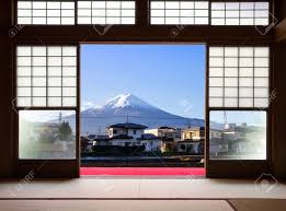 Traditionelle häuser haben nur einen außerdem noch wie ein solches haus konkret schritt für schritt gebaut wird würde mich sehr. Traditionelle Japanische Innen Haus Und Papier Schiebeturen Und Tatami Matte Offen Fur Blick Auf Eine Schone Fuji Berg Und Japanischen Haus Im Herbst Saison Kawaguchiko Yamanashi Japan Lizenzfreie Fotos Bilder Und Stock Fotografie Image