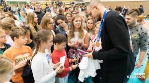 Bartosz kamil kurek (born 29 august 1988) is a polish volleyball player, a member of poland men's national volleyball team and polish club asseco resovia rzeszów, a participant of the olympic games london 2012, european champion 2009, gold medalist of the world league 2012. Co Lubia Jesc Mistrzowie Odpowiadali Kurek I Gogol Wideo Zdjecia Region Radio Szczecin
