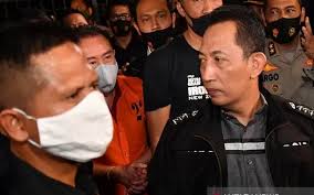 Djoko tjandra was arrested in malaysia after being a fugitive for eleven years from 2009 to 2020 after being sentenced to the national police has brought djoko soegiarto tjandra, a fugitive and graft. Kisah Djoko Tjandra Buron 11 Tahun Akhirnya Ditangkap Pada Malam Takbir Iduladha Kabar24 Bisnis Com