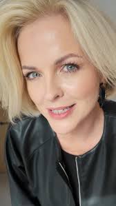 Hair & menopause chat with trichologist Lisa Caddy from Phillip Kingsley.  How the peri menopause and menopause can have an impact