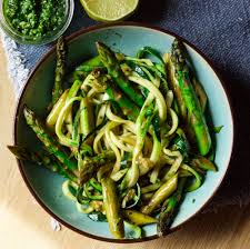 Zoodles Mit Grunem Spargel Und Barlauch Pesto My Daily Bowl Gruner Spargel Spargel Vegane Gerichte