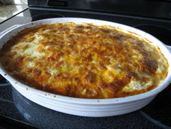 Puneți un ultim strat de cartofi peste care turnați smântână în care ați încorporat ouăle bătute în prealabil. Musaca Din Carne Cu Piure Reteta Musaca Din Carne Cu Piure