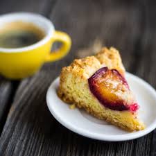 Im Spatsommer Beginnt Die Zwetschgen Saison Und Damit Die Zeit In Der Wir Uns Auf Einen Leckeren Zwetschg Zwetschgen Kuchen Zwetschgendatschi Zwetschgenkuchen