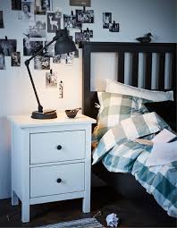Ein Schlafzimmer Im Traditionell Skandinavischen Stil In Schwarz Und Weiss Das Grun Der Bettwasche Sorgt Fur Abwechslu Ikea Bettwasche Hemnes Ikea Schlafzimmer