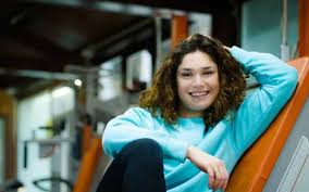 Rimane ad allenarsi in puglia, a taranto, con il con il tempo di 28.97 benedetta pilato sigla il record del mondo juniores ed il record italiano nella distanza. Nuoto Cosi Benedetta Pilato Soffio Il Primato A Federica Pellegrini