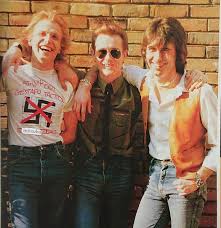 mitsuba on Twitter: "マイケルシェンカー、グラハムボネット、コージーパウエル✨🎶 Michael Schenker, Graham  Bonnet, Cozy Powell。Michaelの両肩の👐😨 3-shotとして知られてるが、 実はもう１人…  https://t.co/KdEgsQJtXx" / Twitter