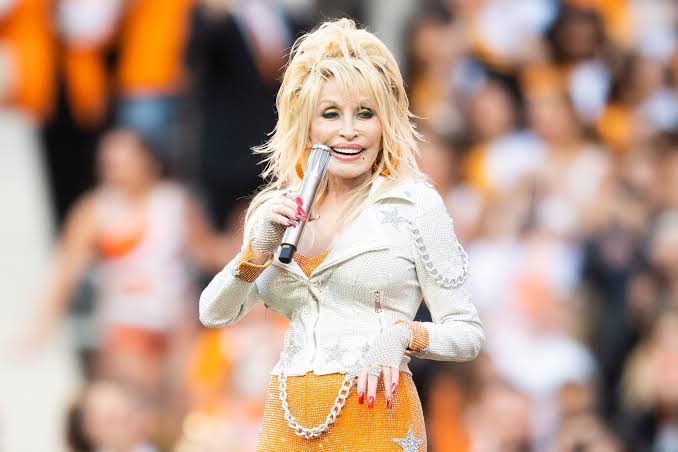 Dolly Parton sings Rocky Top in Neyland Stadium for Tennessee football