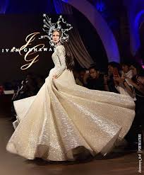 Dari label mandjha hijab dan khalif men's wear. Berkolaborasi Dengan Rinaldy Yunardi Dan Titi Dj Ivan Gunawan Tampilkan Koleksi Busana 2018 Terbarunya Womantalk