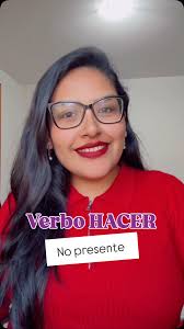 Sim, chica, ele existe e é usado para posicionar/organizar algo. ✨ Exemplo:  ¿Puedes colocar los documentos aquí? ➡️ Você pode colocar os documentos  aquí?