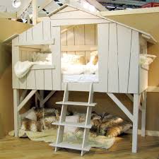 Votre lit enfant s'adapte à votre décoration. Une Maison De Jeu Un Lit Pour Un Enfant Maison De Lit Bebe L Enfant Reve Toujours A Ce Sujet