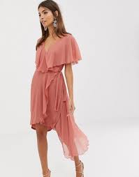 Le style classique reste la longue robe chic pour mariage avec un imprimé fleuri, des sandales à talon et une pochette. Quelle Est La Tenue Ideale Pour Un Mariage Champetre