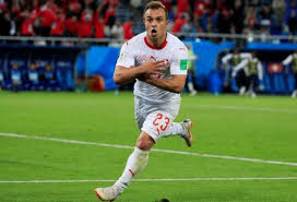 Escudo fútbol selección de suiza con equipación. Grupo E Serbia Suiza Polemica En La Remontada De Suiza Doble Reivindicacion Politica De Xhaka Y Shaqiri Ante Serbia