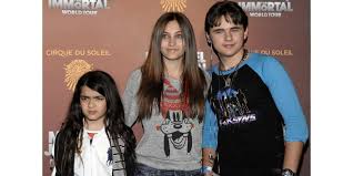 Prince michael jackson ii, (born 2002) is better known as blanket. Kinder Von Michael Jackson Tragen Seine Asche Um Den Hals