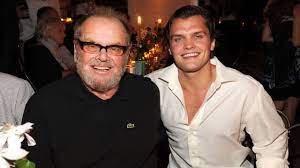 Jack nicholson gilt als einer der vielseitigsten in der liebe hatte der schauspieler hingegen weniger glück. Jack Nicholson Dieser Hubsche Kerl Ist Sein Sohn Leute Bild De