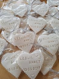 Gastgeschenke Personalisierte Kekse Hochzeit Ein Designerstuck Von Monikaskuchewelt Bei Dawanda Gastgeschenke Hochzeit Hochzeit Ideen Fur Die Hochzeit
