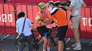 Anna kiesenhofer took a shock solo win for austria in the women's olympic cycling road race as anna kiesenhofer (l) celebrates winning gold, but annemiek van vleuten thinks she has won. Z2vqfonrqwpk M