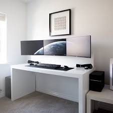 By Jespyy Desk 3x Dell U2414h Monitors Xbox One Lunar White Controller Corsair K70 Rgb Logitech Mx Master Edifier M3200 Speakers Ik Gaming Schreibtisch Wohnung Design Und Wandgestaltung Wohnzimmer Farbe