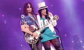 Gemeinsame Sache: Alice Cooper und Ace Frehley teilten sich eine Bühne -  Bonedo