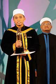 Imam muda asyraf, satu nama yang tidak asing lagi di pentas dakwah islam di negara kita. Muhammad Asyraf Juara Imam Muda Musim Pertama Hiburan Mstar