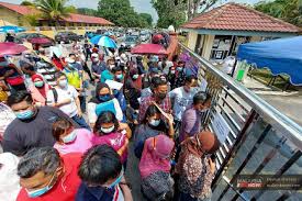 Tulisan ini menjelaskan tentang pengertian, fungsi dan bidang manajemen sekolah/manajemen a. Ibu Bapa Bersesak Di Pejabat Pendidikan Untuk Proses Pertukaran Sekolah Anak Malaysianow