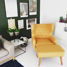 Craig Sessel Mit Louis Hocker Als Make Me In Sattem Gelb Spannend Kombiniert Mit Dem Dunklen Waldgrun Und Haus Deko Skandinavisches Design Gemutlicher Sessel