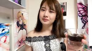 精液の入ったコーヒーを飲む男の娘