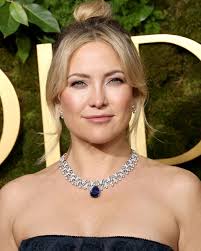 Kate Hudson is beautiful in blue as she goes glam at the #GoldenGlobes! 💙  See all the fashions here 🔗:  https://extratv.com/photos/2025/01/05/golden-globes-2025-red-carpet