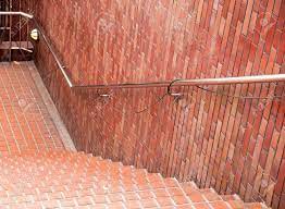 On l'utilise alors dans différentes situations comme en briques de parement (briques apparentes et décoratives), en briques pleines (construction de murs intérieurs et extérieurs) et briques plâtrières pour concevoir. Rouge Escalier En Brique Dans Un Coin Du Batiment Banque D Images Et Photos Libres De Droits Image 20660070