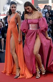 Italian models giulia salemi and dayane mello certainly left a lasting impression on the venice film festival after they suffered very embarrassing wardrobe malfunctions. Ja Manche Outfits Auf Dem Roten Teppich In Venedig Sind Einfach Zum Schreien Stuttgarter Zeitung