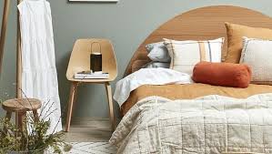 Hal tersebutlah yang membuat warna coklat sangat cocok untuk diterapkan di kamar tidur, baik itu sebagai warna utama maupun sebagai warna pelapis atau gradian. Cozy Abis Dekorasi Kamar Tidur Minimalis Tak Melulu Warna Putih