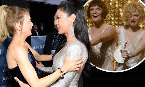 Murderesses velma kelly (a chanteuse and tease who killed her husband and sister after finding them in bed together) and roxie hart (who killed her boyfriend when she discovered he wasn't going to make her a star) find. Renee Zellweger And Catherine Zeta Jones Enjoy Chicago Reunion At Sag Awards Daily Mail Online