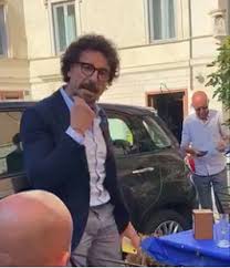 Danilo toninelli, classe 1974, nato a soresina in provincia di cremona, liceo scientifico a manerbio e laurea in giurisprudenza a brescia, guiderà il ministero delle infrastrutture e dei trasporti. Toninelli In Brodo L Ex Ministro Dei Trasporti Grillino Fa Una Figura Di Merda Delle Sue Politica