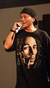 BAB II LANDASAN PERANCANGAN 2.1 Tinjauan Perancangan 2.1.1 Tinjauan Data  2.1.1.1 Definisi Hip Hop Menurut buku karangan R Cepeda