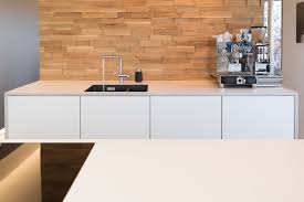 Grifflose Kuche Designerkuche Weiss Matt Schlicht Modern Elegant Minimalistsich Holz Schreinerkuche Kuche Weiss Matt Weisse Kuche Neue Raume