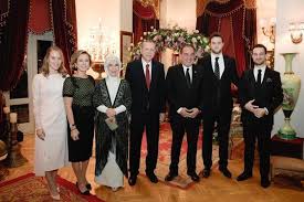 Yayının sürprizi ise demirören çiftinin oğulları cemal ve kızları yelda demirören'in katılması oldu. Kalyoncu Ve Demiroren Ailesinin Mutlu Gunlerine Baskan Erdogan Ortak Oldu Fotomac