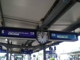 Hier treffen sich die beiden hauptstrecken der. Anzeigetafeln Von Gleis 5 6 In Offenburg An Gleis 7 Befinden Sich Ebenfalls Diese S Bahn Anezigen An Den Gleisen 1 4 Jedoch Sind Es Aber Bahnbilder De